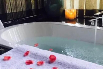 佛山禅城区水疗池中的失重冥想：当身体学会漂浮